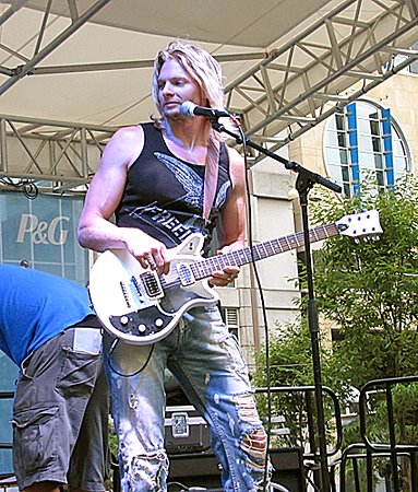 Davey T Hamilton sound check Cincy Beerfest